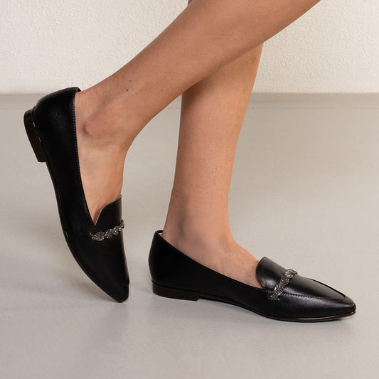 Mocassim feminino preto com brilho, ponta do pé e fivela Kult