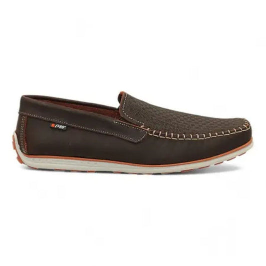 Scarpe mocassino da uomo con texture marrone