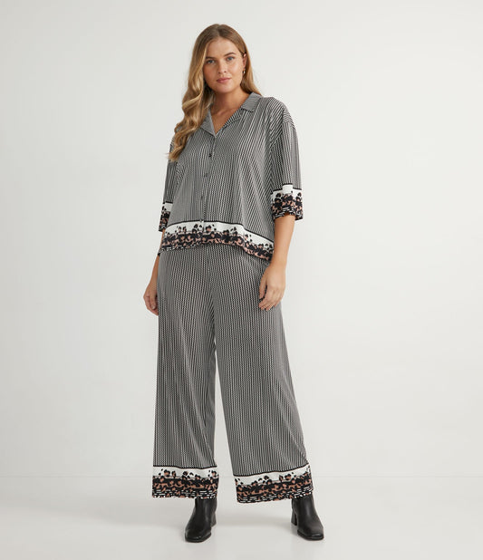 Pantacourt de jérsei preto com estampas mistas