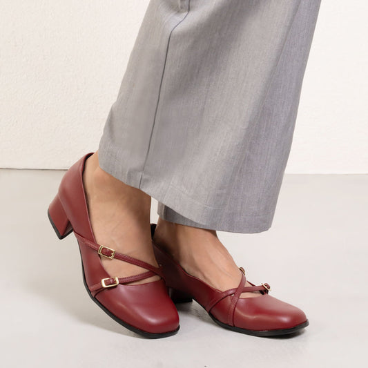 Sapatos femininos de salto alto com fivelas em Borgonha