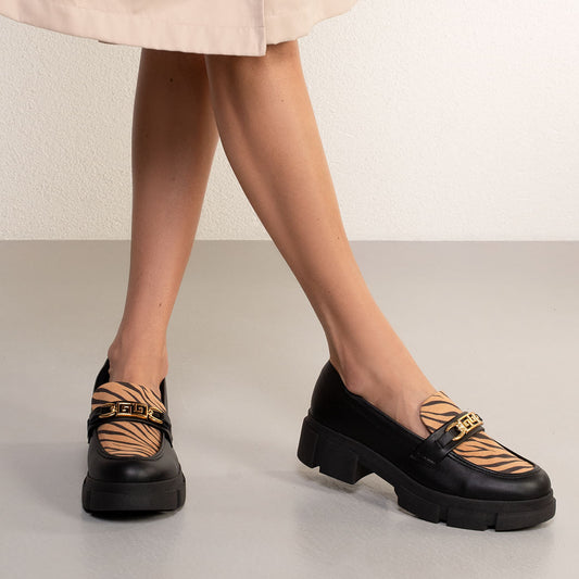 Mocassim preto feminino com fivela - Quiz