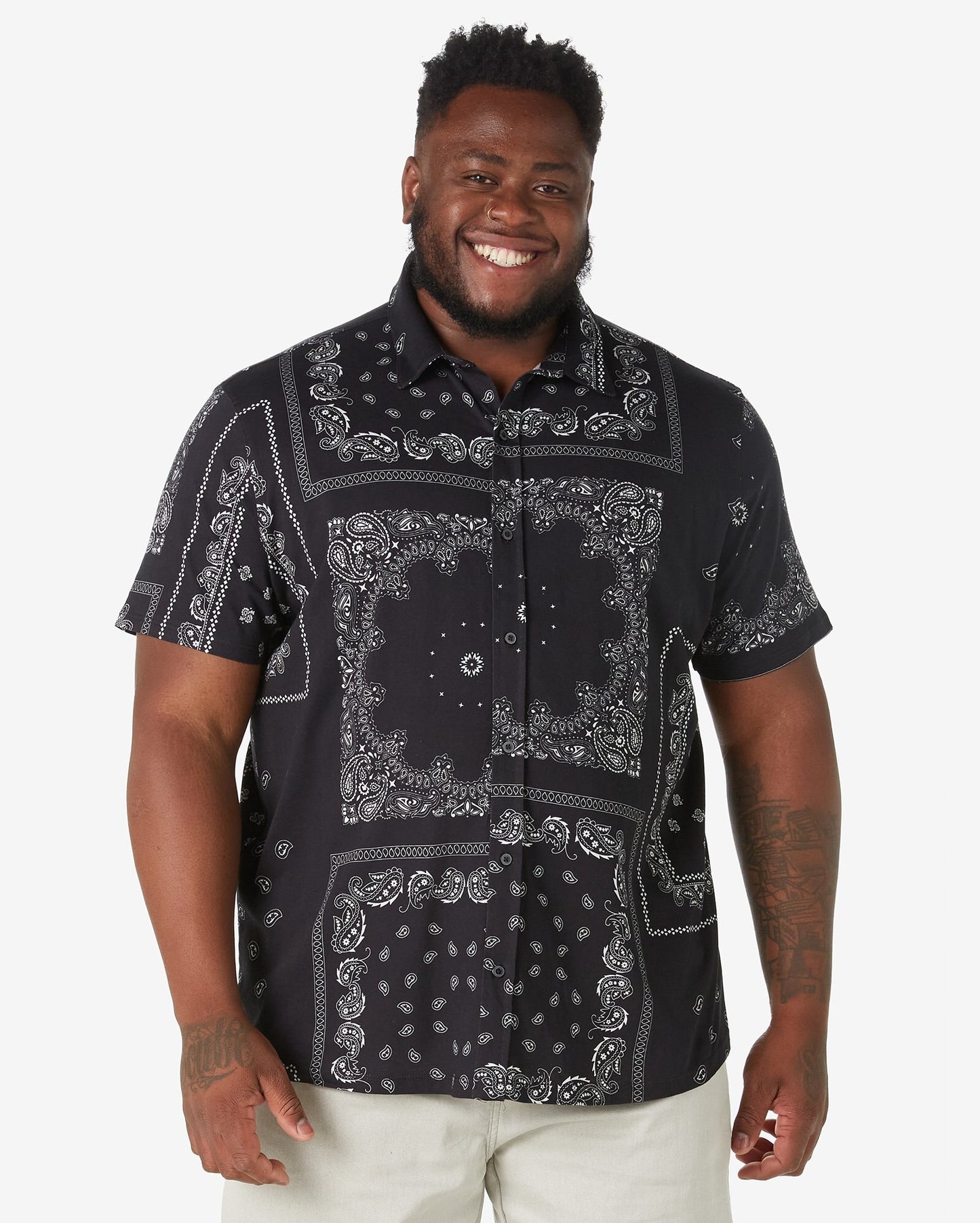 Camisa masculina de algodão Paisley de manga curta plus size em preto - Allman By Riachuelo