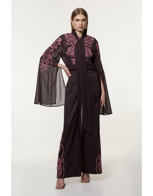 Camicetta alta in georgette con scollo a cravatta e perline, con maniche drammatiche