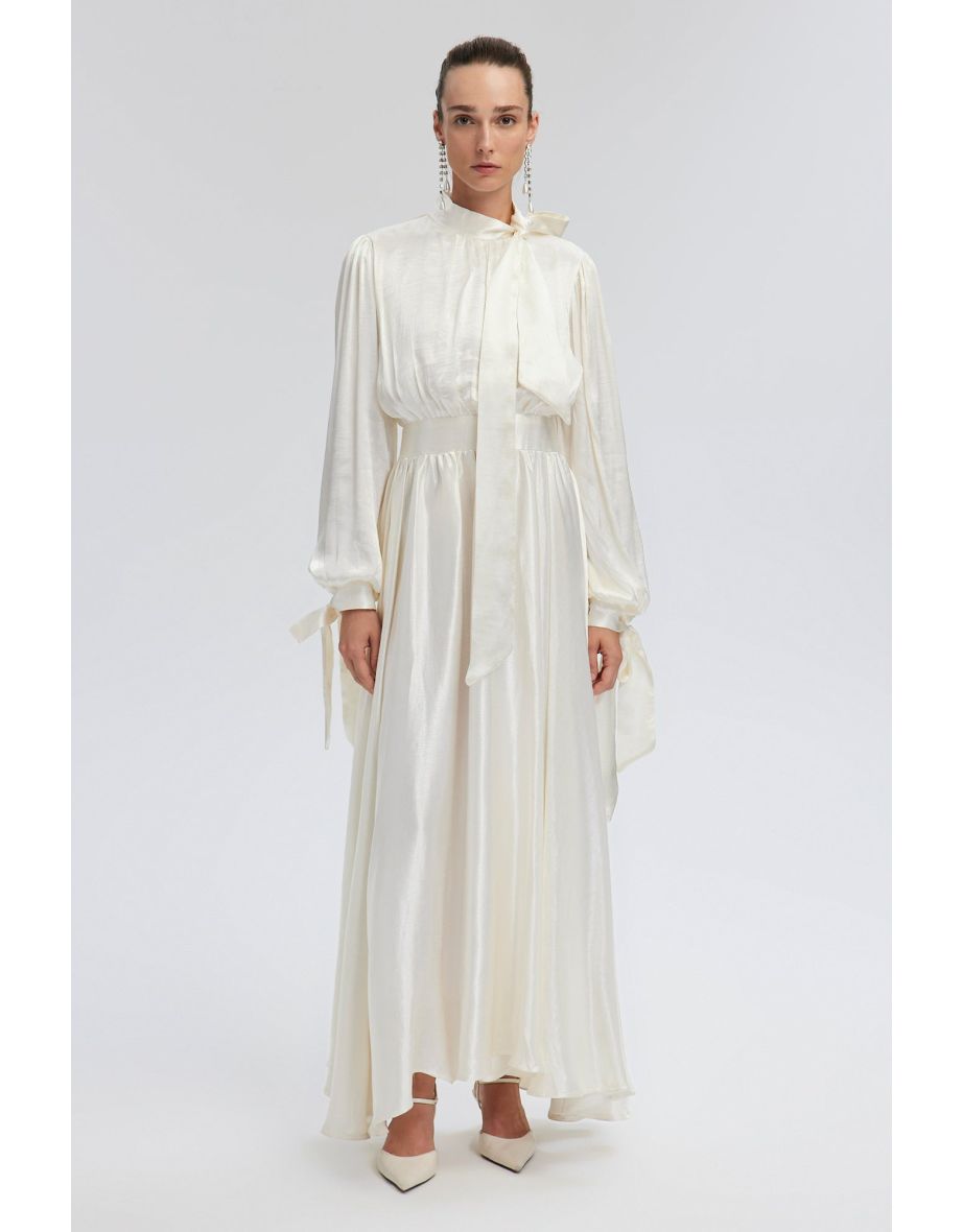 Vestido de cetim com detalhes em gravata