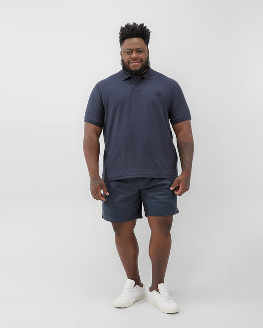 Pantaloncini in denim blu con vita elastica per uomo di taglia superiore.