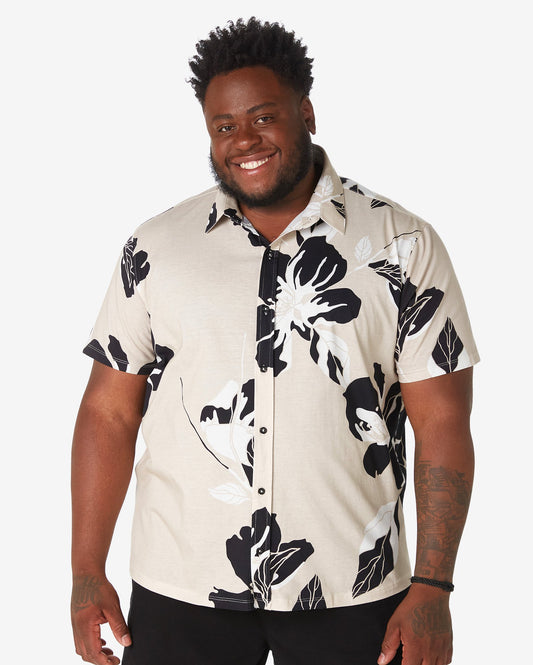 Camisa masculina plus size floral de manga curta em cáqui da Allman para Riachuelo