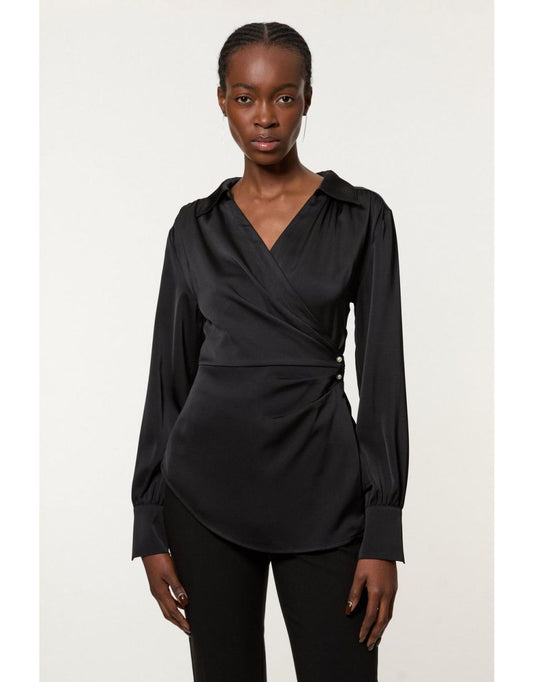 Camicetta alta in crepe con dettaglio di perle e schiena in raso