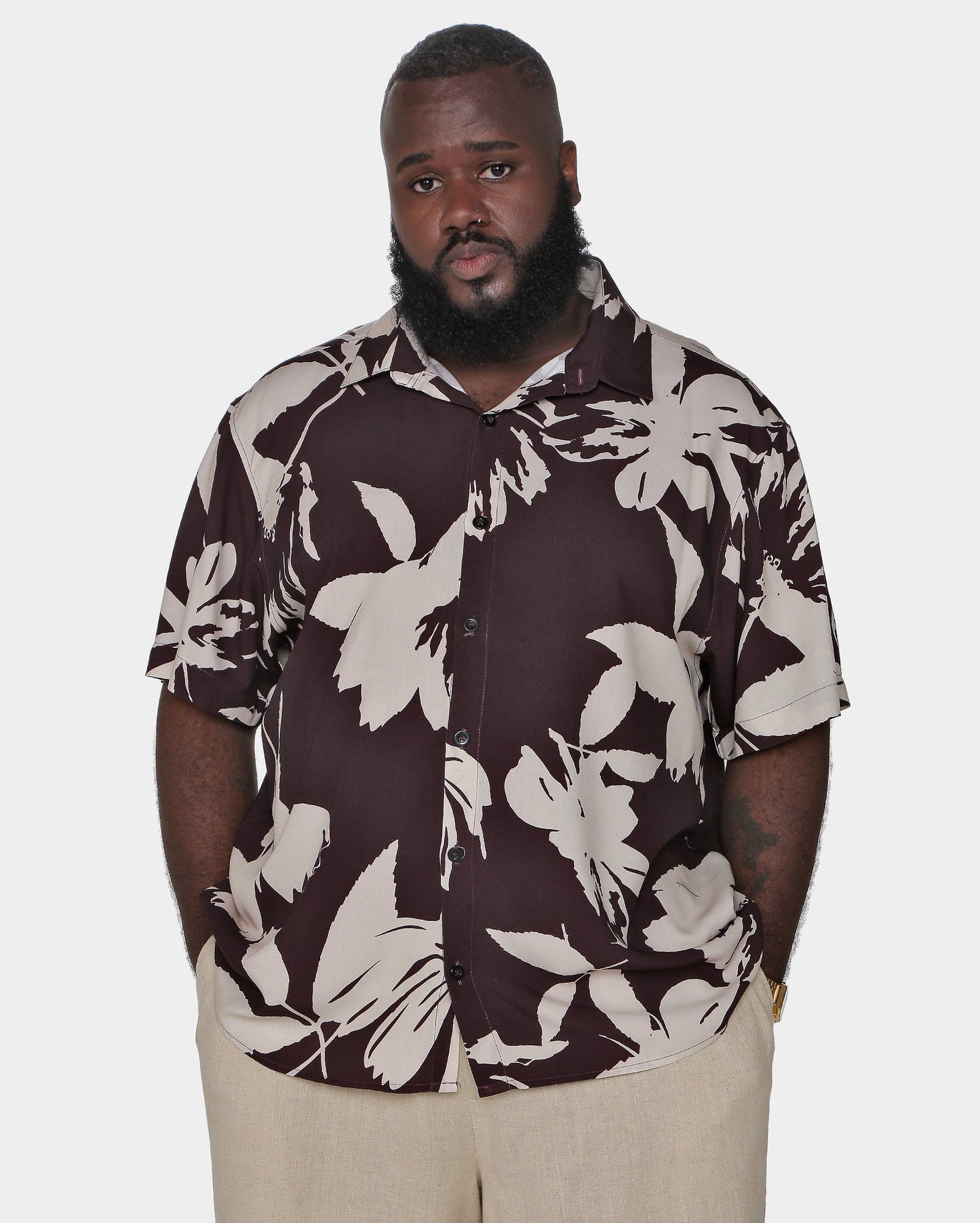 Camicia a maniche corte Plus Size da uomo con stampa a foglie marrone di Allman per Riachuelo