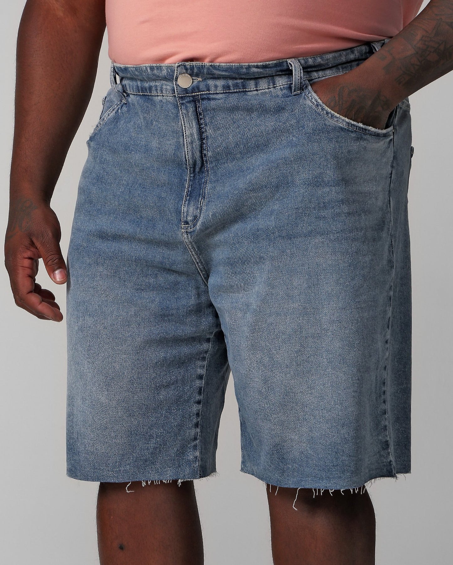 Shorts masculinos plus size em jeans claro com cintura elástica da Allman para Riachuelo