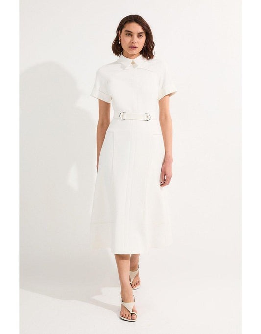 Vestido midi compacto com detalhes em abas e saia completa