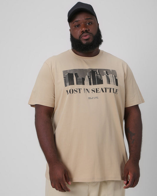 Maglietta uomo plus size Lost In Seattle Beige | Allman By Riachuelo