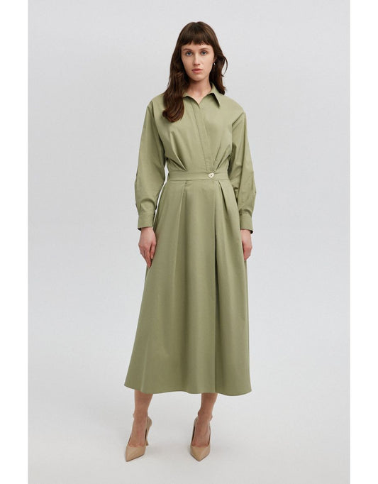 Vestido com gola de camisa e detalhes em botão