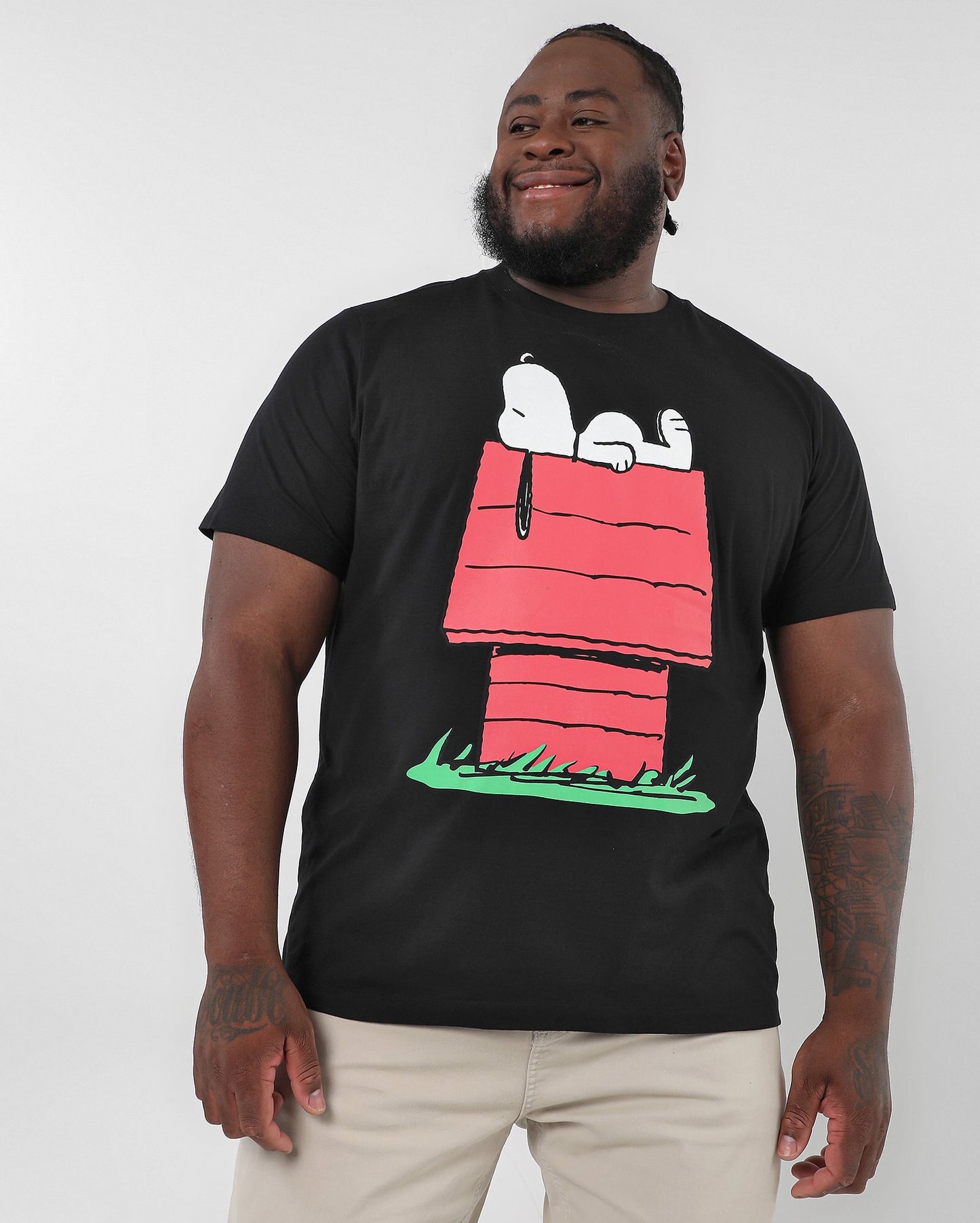 Camiseta masculina plus size preta do Snoopy Sleeping | Coleção Peanuts