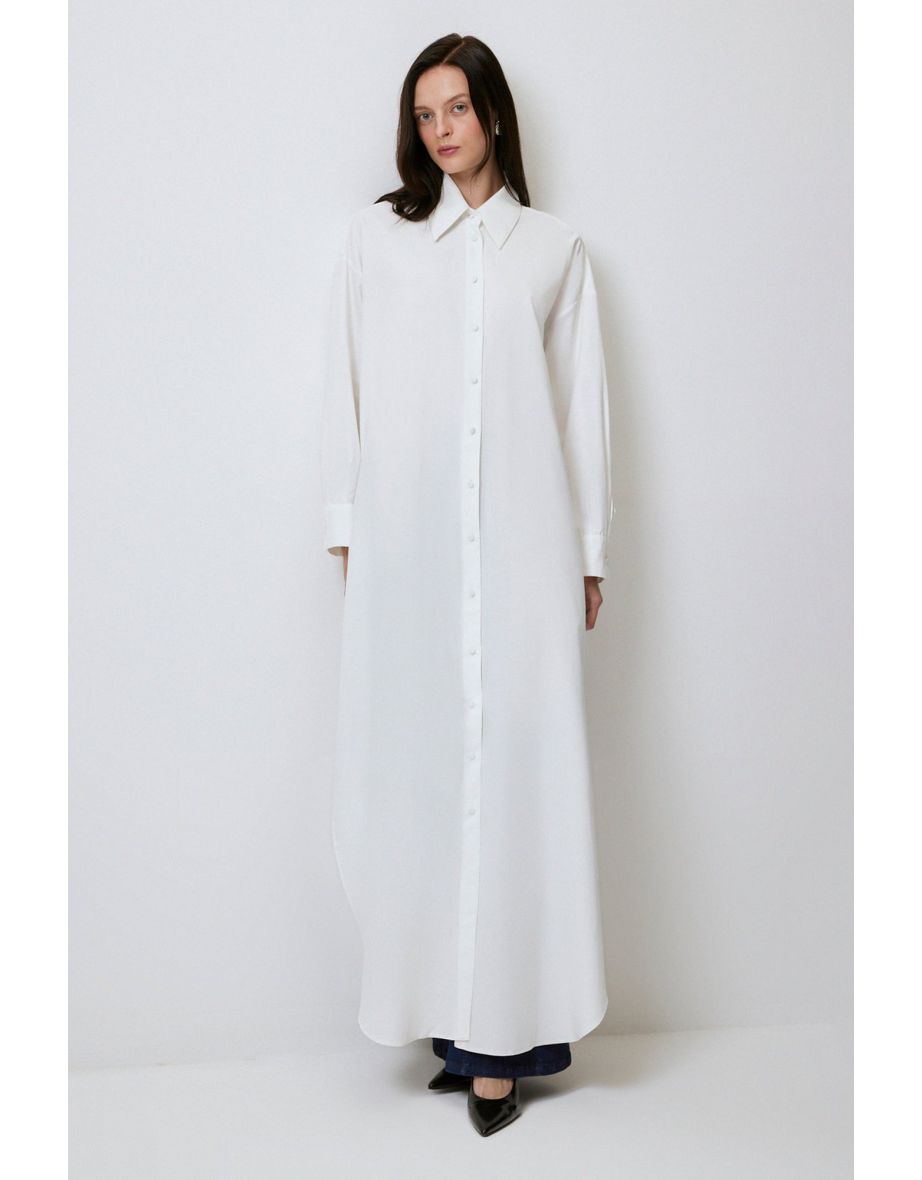 Vestido com camisa de tamanho grande e fenda