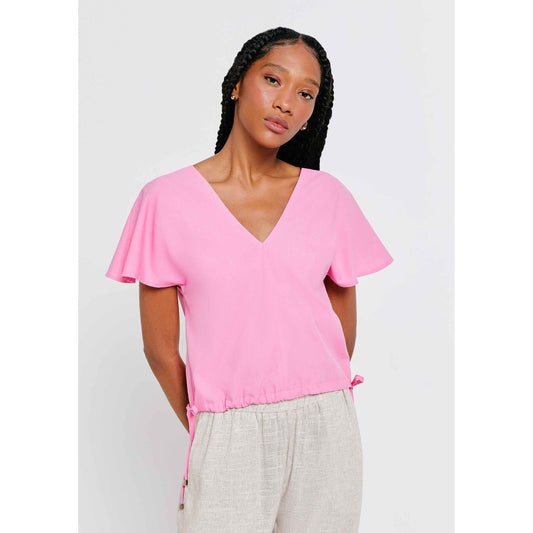 Top de hombre con cuello de pico y detalle de lazo