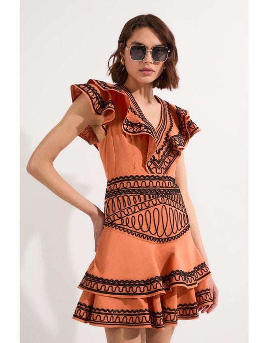 Vestido de linho de algodão bordado com decote profundo