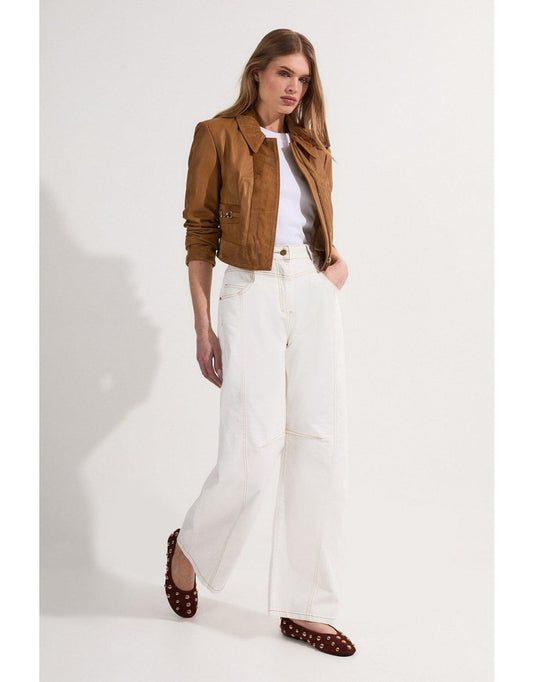 Jeans con gamba a barile e cuciture a contrasto