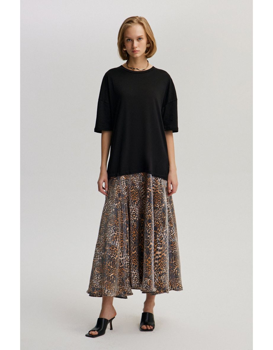 Vestido oversized com detalhes em cetim