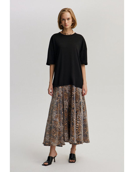 Vestido oversized com detalhes em cetim