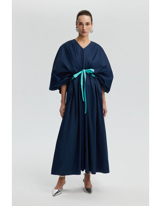 Vestido de manga batwing com cinto na cintura
