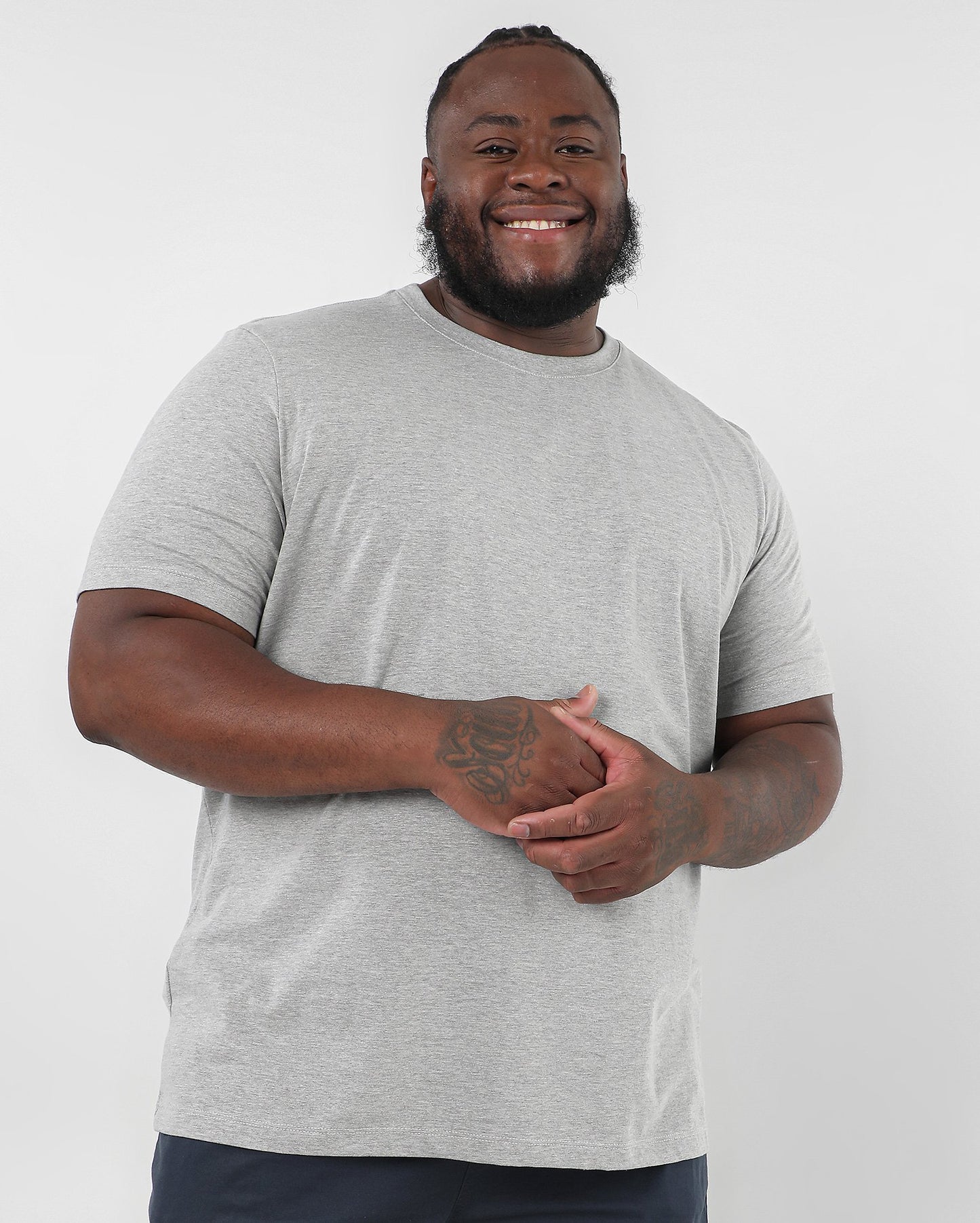 Camiseta masculina plus size lisa - cinza-claro e cinza-acinzentado - Original Plus da Riachuelo