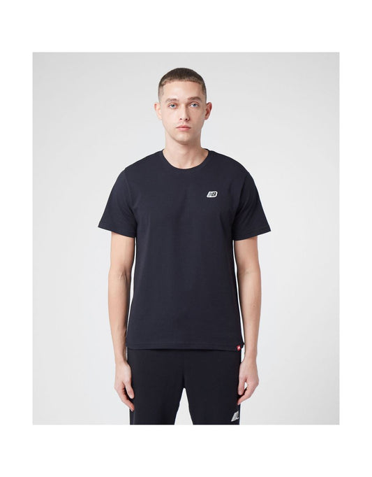 Camiseta masculina New Balance preta com logotipo pequeno