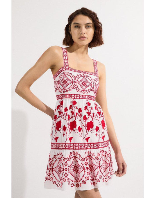 Mini vestido com bordados florais e geométricos