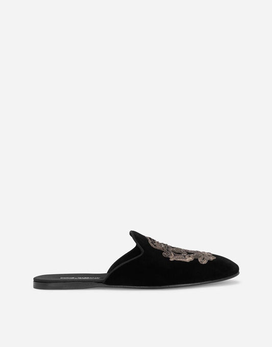 Zapatillas de terciopelo con escudo bordado