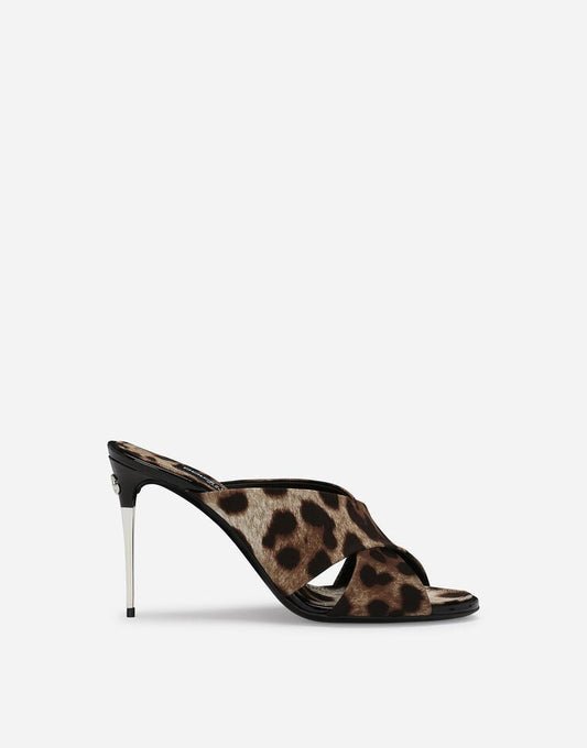Mules in raso con stampa leopardo