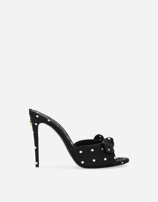 Mules con tacco alto in raso stampato