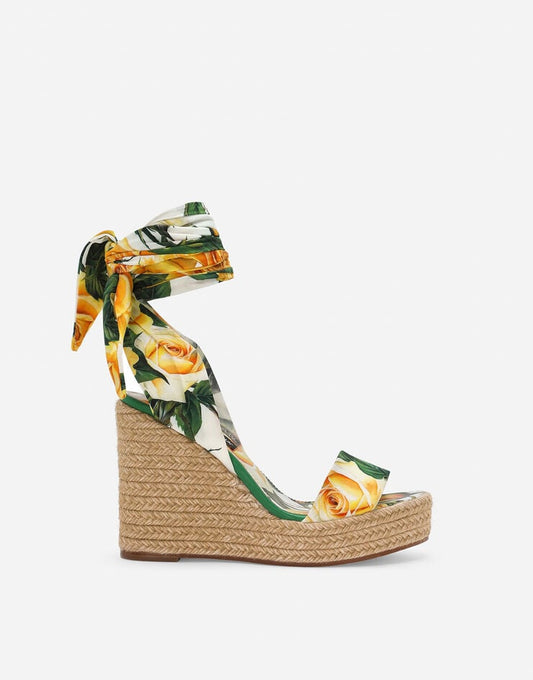 Sandali con zeppa in charmeuse stampata
