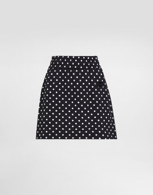 Minigonna in jersey con stampa a pois ed etichetta con logo
