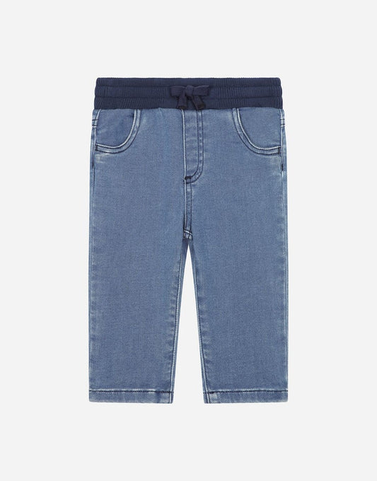 Calça jeans azul com logotipo