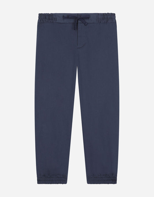 Calça de gabardine elástica com etiqueta com logotipo