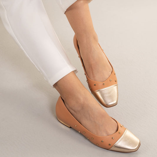 Flats femininos de ponta redonda com tachas em bege da Bebece