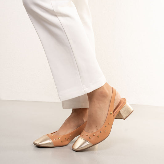 Scarpe da donna con tacco a blocco e borchie di Bebece in beige