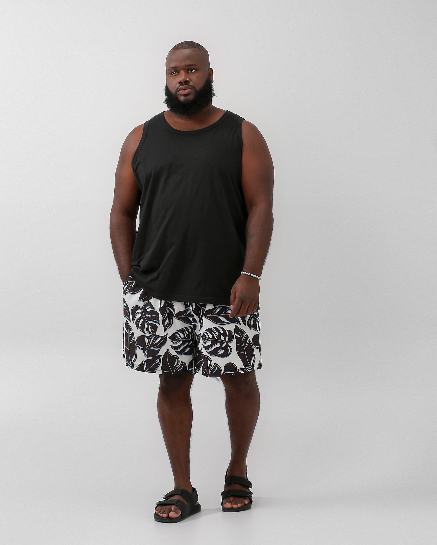 Bermuda masculina plus size com estampa de folhas brancas - Allman By Riachuelo