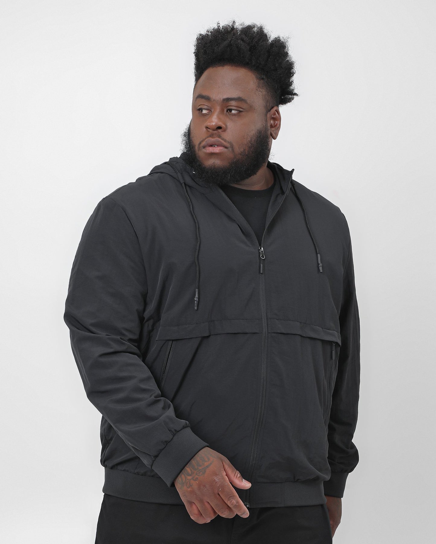 Jaqueta corta-vento masculina plus size com bolsos - Preta | Original Plus da Riachuelo