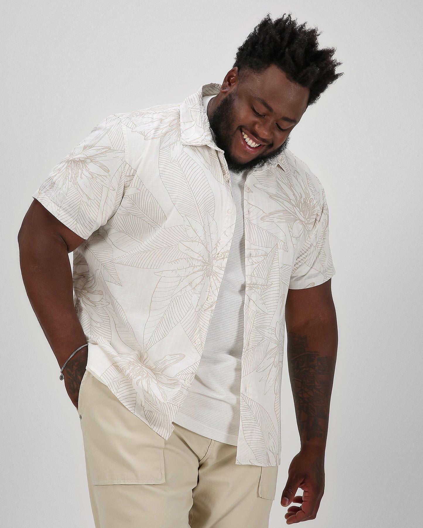 Camisa masculina plus size com estampa de folhas off-white - Allman By Riachuelo
