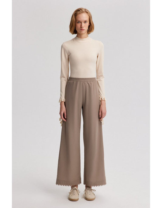 Pantaloni in popeline con dettagli ricamati