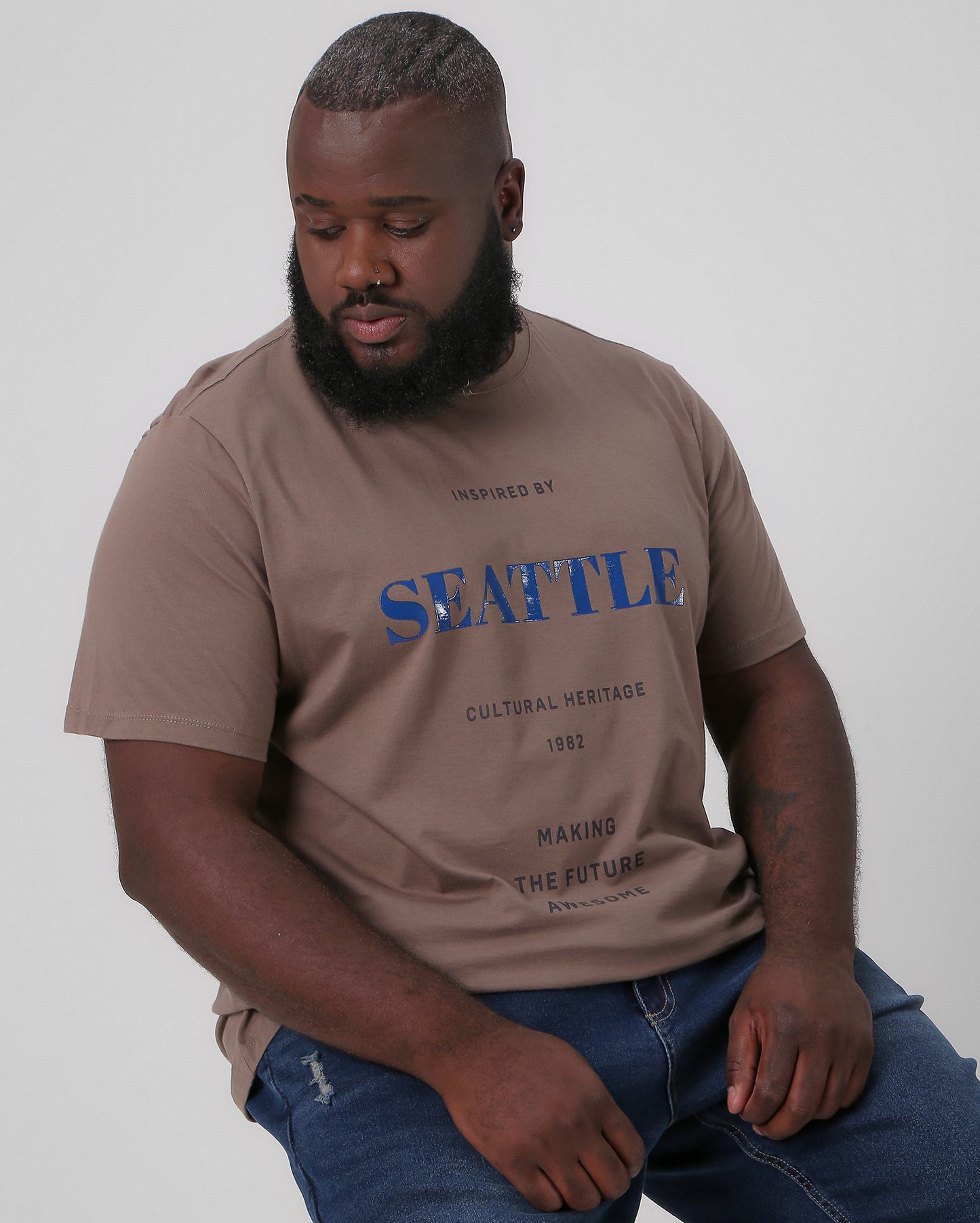 Maglietta Seattle marrone plus size da uomo - Allman By Riachuelo