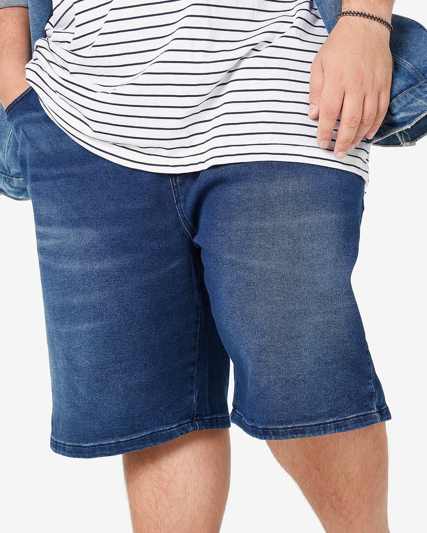 Shorts jeans masculinos plus size com elástico na cintura em lavagem média da Allman para Riachuelo