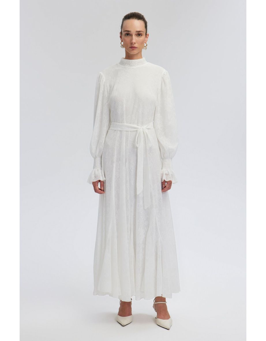 Vestido de renda com gola alta