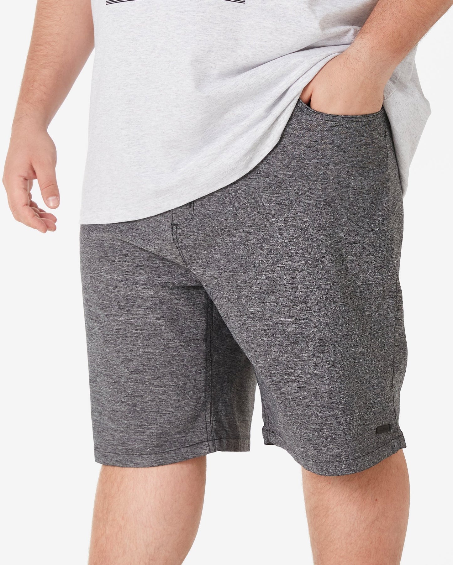 Bermuda reta masculina plus size em cinza-carvão da Allman for Riachuelo