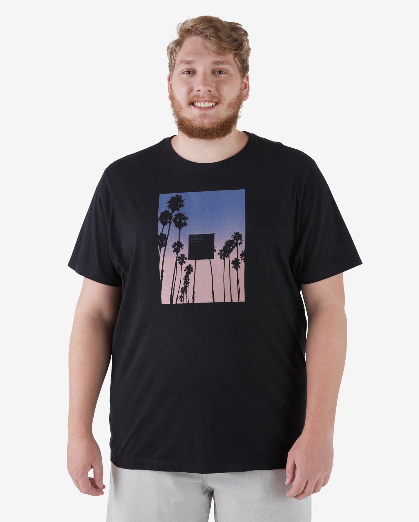 Camiseta preta tropical plus size