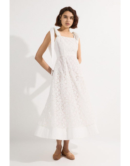 Vestido de baile com bordado recortado e tecido