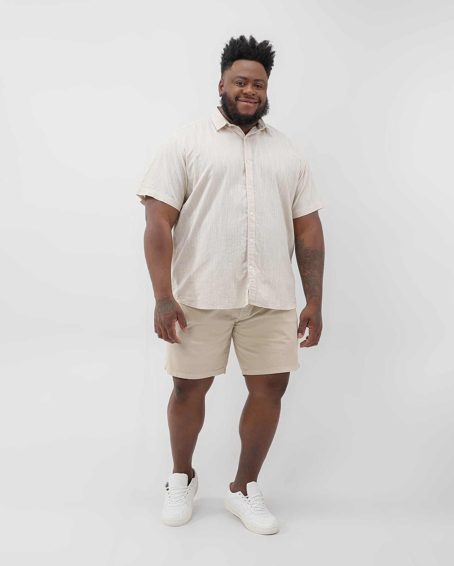 Shorts de sarja de ajuste reto com cós elástico para homens plus size em bege | Pool Jeans