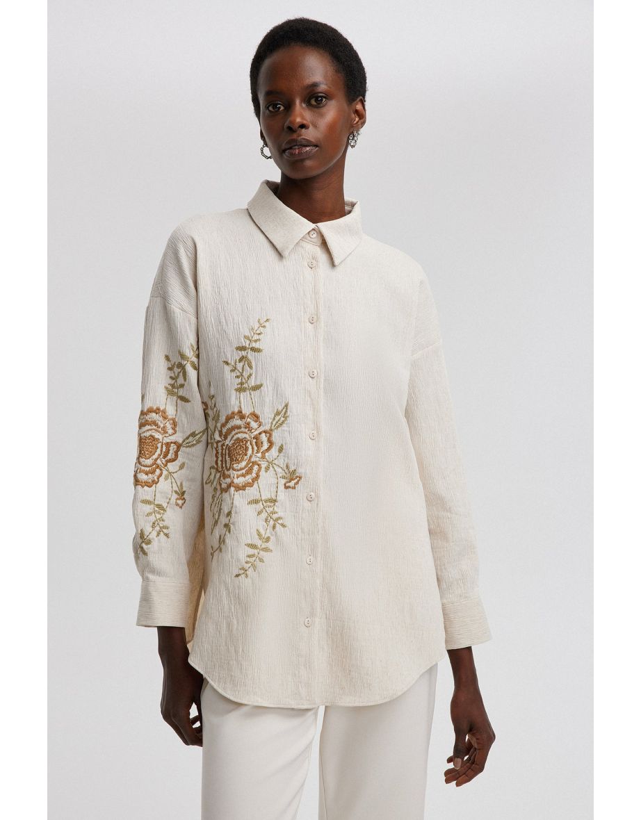 Camicia a trama naturale con ricamo