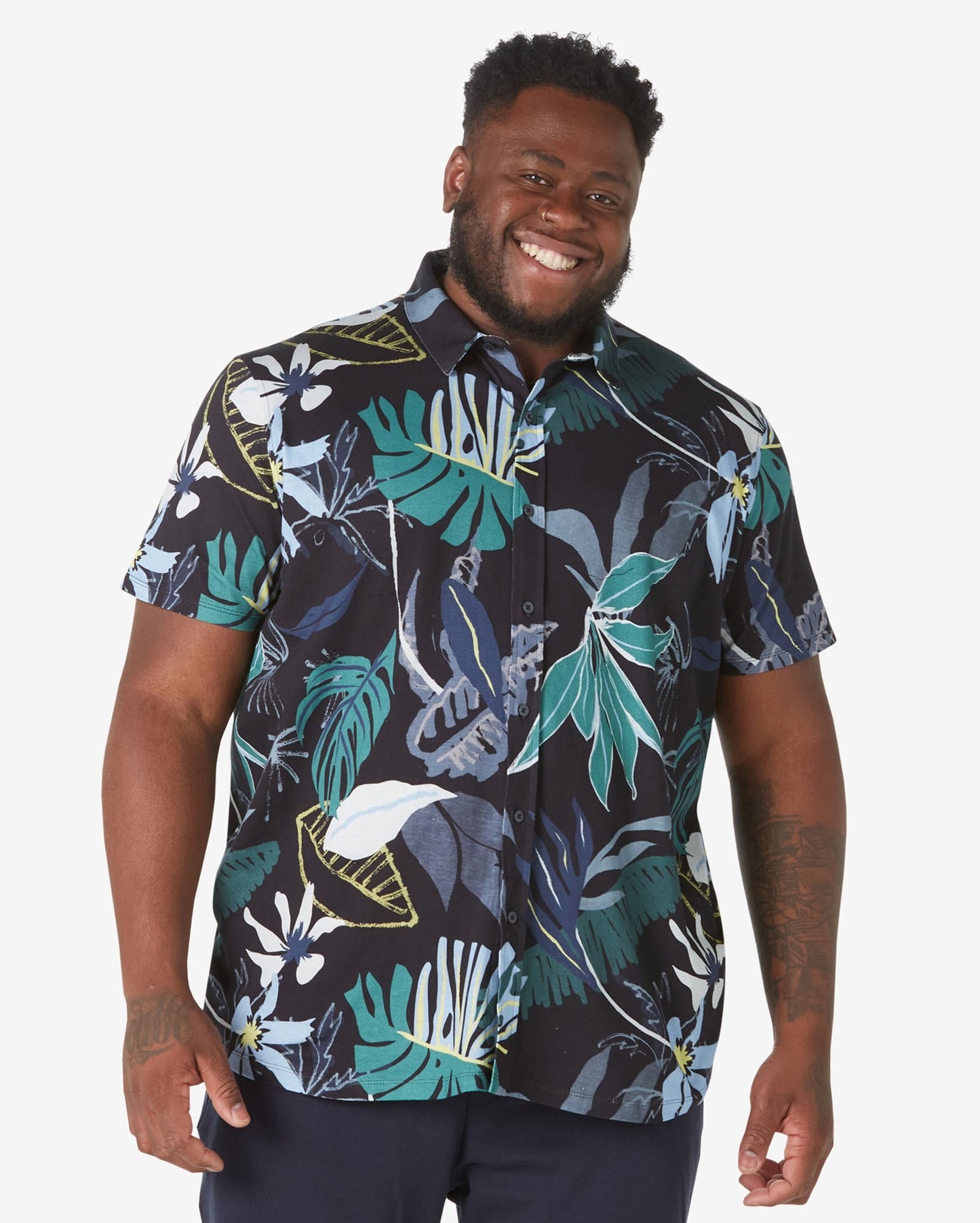 Camisa masculina plus size de manga curta 100% algodão com estampa de folhas pretas da Allman para Riachuelo