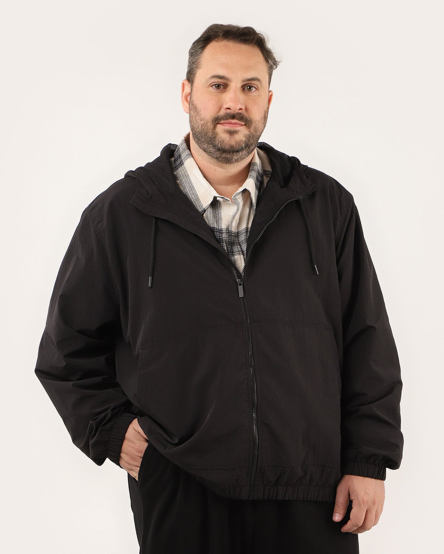 Jaqueta masculina plus size preta de poliamida com capuz | Original Plus da Riachuelo